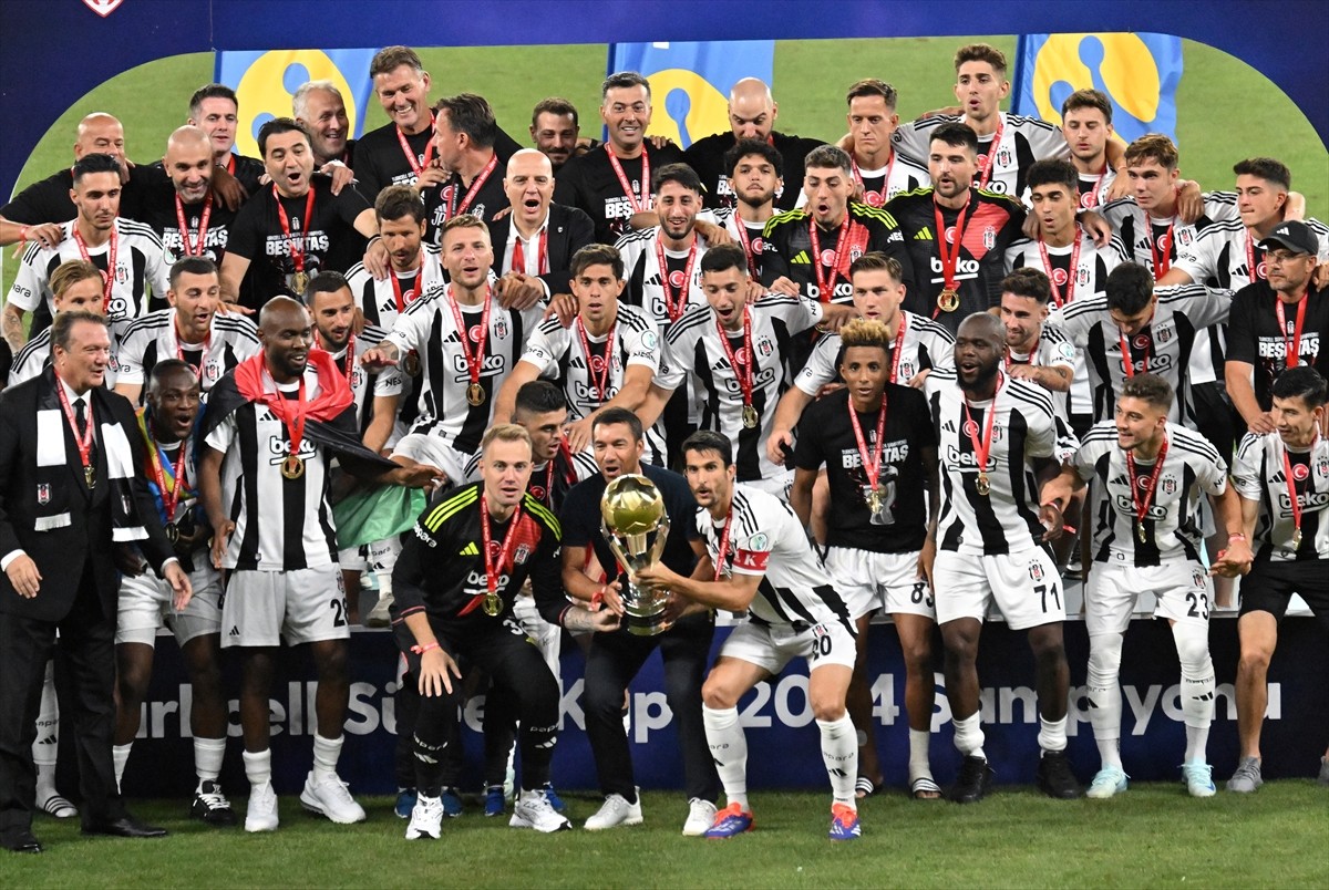 Turkcell Süper Kupa maçında Galatasaray'ı 5-0 mağlup ederek şampiyon olan Beşiktaş, kupasını aldı....