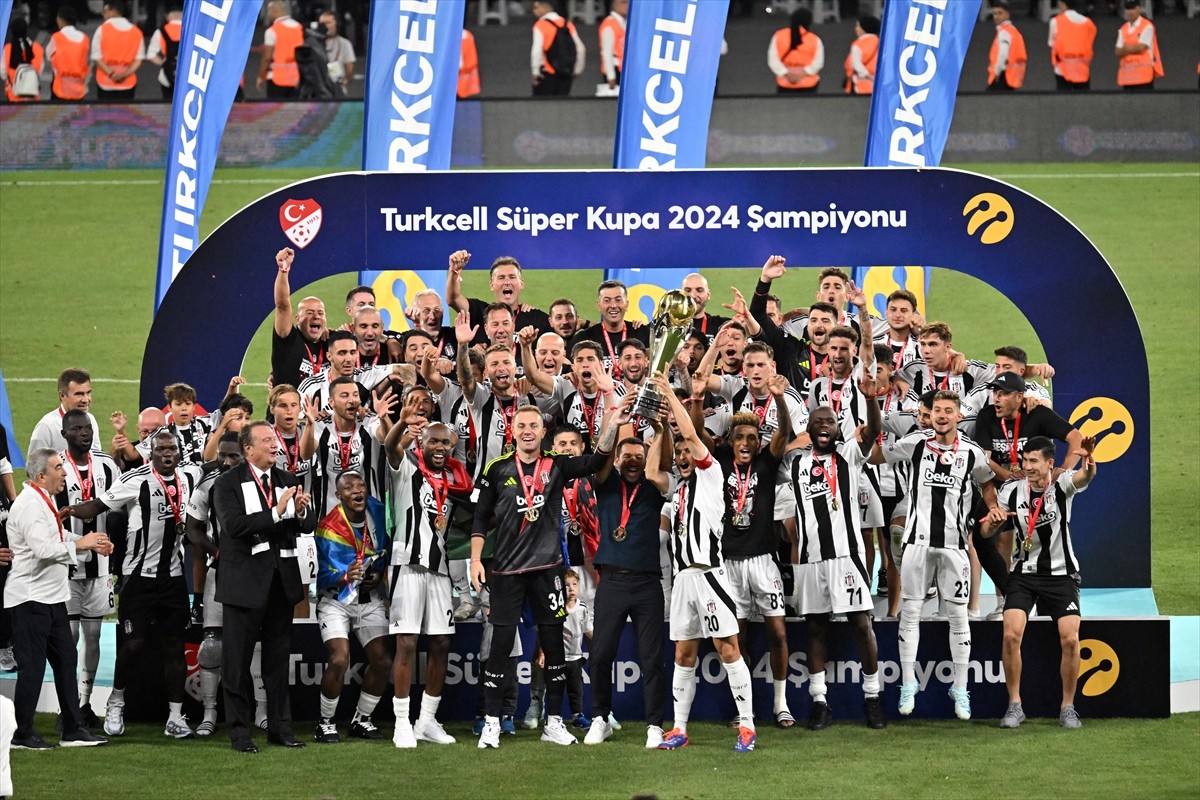 Turkcell Süper Kupa maçında Galatasaray'ı 5-0 mağlup ederek şampiyon olan Beşiktaş, kupasını aldı....