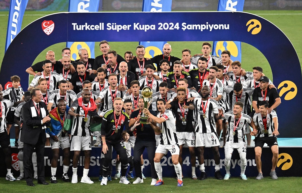 Turkcell Süper Kupa maçında Galatasaray'ı 5-0 mağlup ederek şampiyon olan Beşiktaş, kupasını aldı....