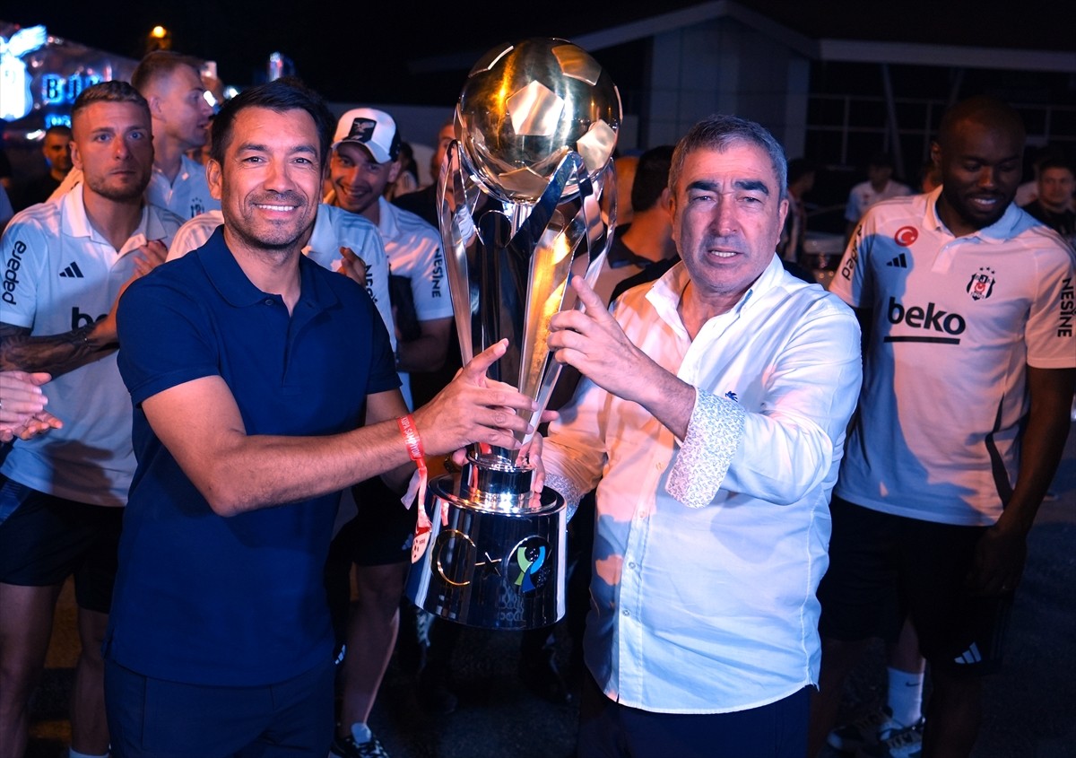 Turkcell Süper Kupa maçında Galatasaray'ı 5-0 yenerek şampiyon olan Beşiktaş, Ümraniye'de...