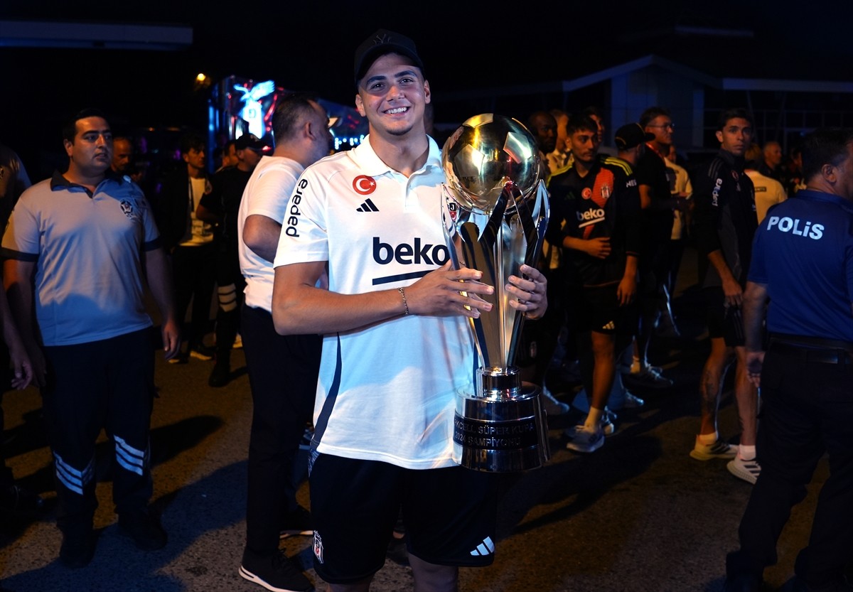 Turkcell Süper Kupa maçında Galatasaray'ı 5-0 yenerek şampiyon olan Beşiktaş, Ümraniye'de...