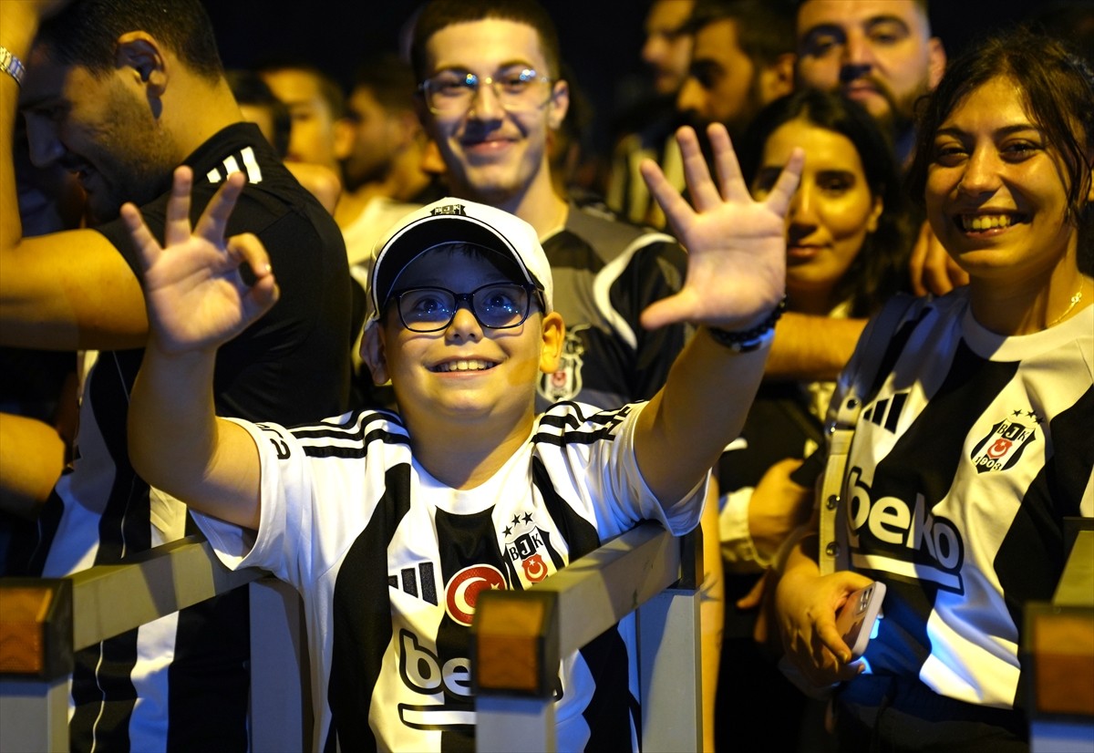 Turkcell Süper Kupa maçında Galatasaray'ı 5-0 yenerek şampiyon olan Beşiktaş, Ümraniye'de...