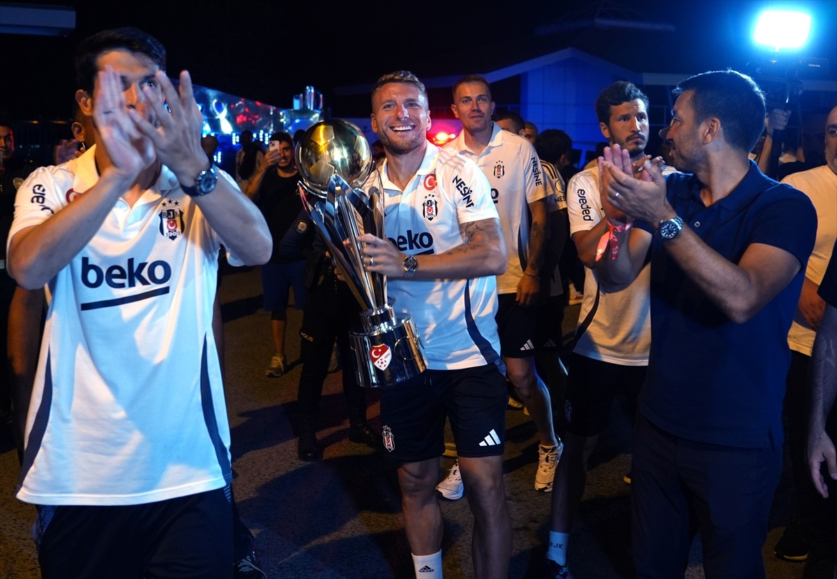 Turkcell Süper Kupa maçında Galatasaray'ı 5-0 yenerek şampiyon olan Beşiktaş, Ümraniye'de...