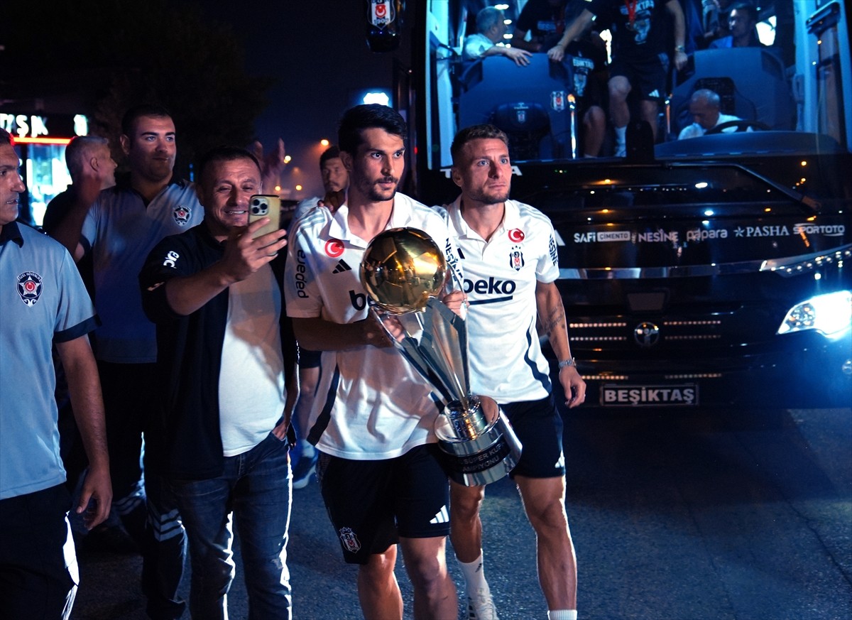 Turkcell Süper Kupa maçında Galatasaray'ı 5-0 yenerek şampiyon olan Beşiktaş, Ümraniye'de...