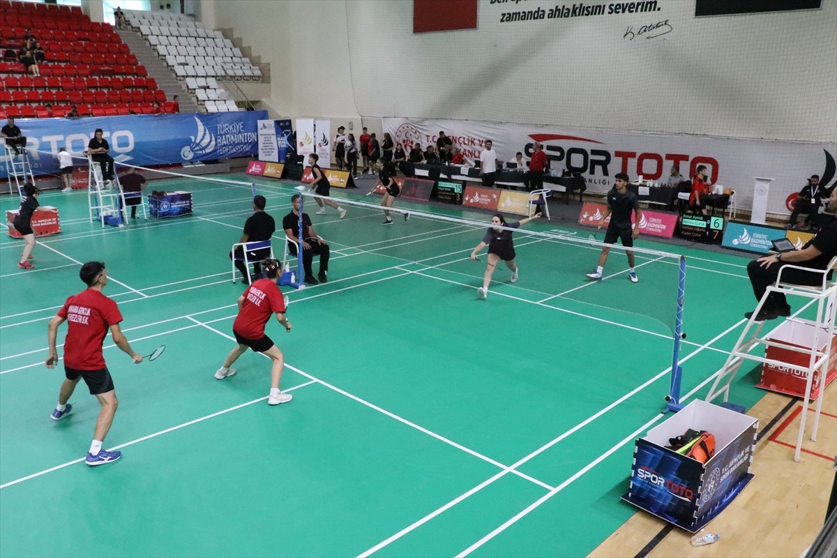 Türkiye Badminton Süper Lig ve Gelişim Ligi 4. etap müsabakaları Erzincan'da başladı.  Türkiye...