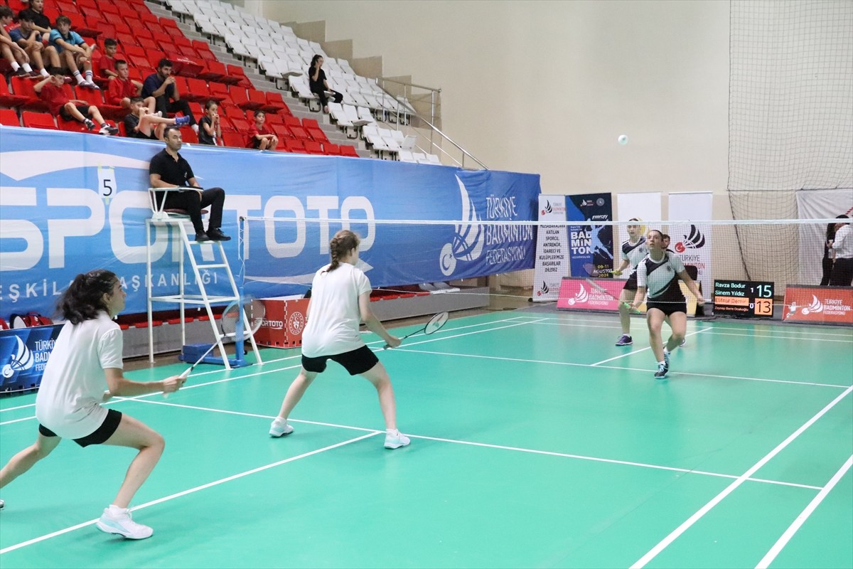 Türkiye Badminton Süper Lig ve Gelişim Ligi 4. etap müsabakaları Erzincan'da başladı.  Türkiye...