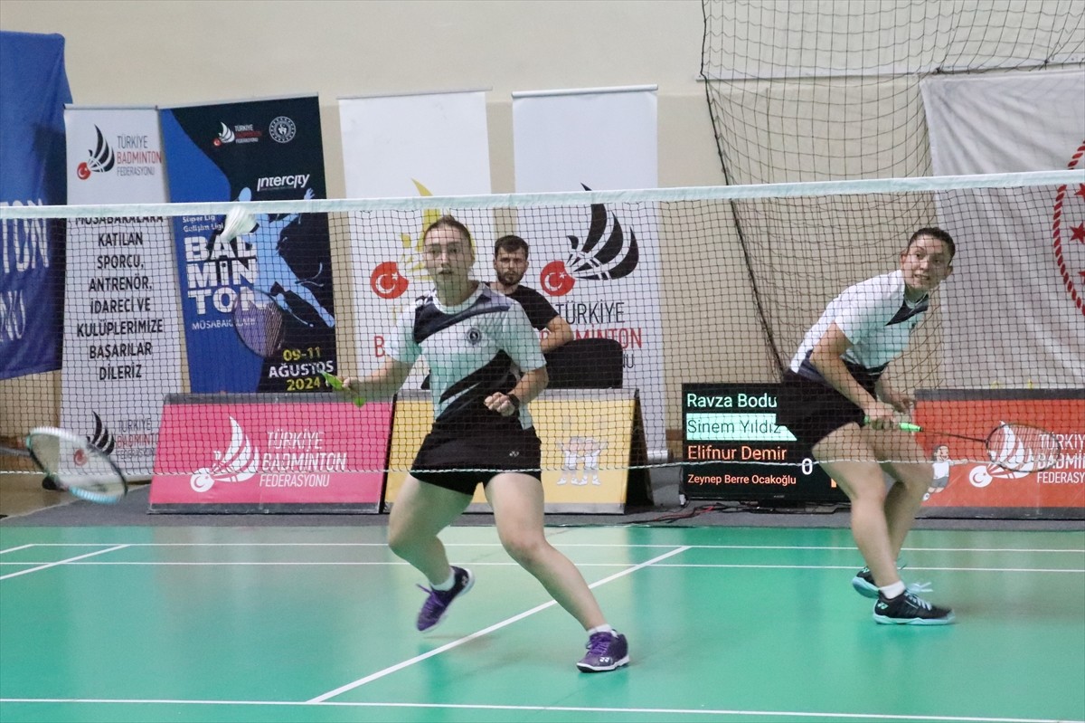 Türkiye Badminton Süper Lig ve Gelişim Ligi 4. etap müsabakaları Erzincan'da başladı.  Türkiye...