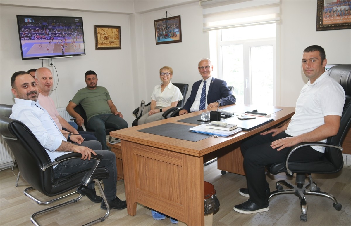 Türkiye Hentbol Federasyonu (THF) Başkanı Uğur Kılıç ve THF Yönetim Kurulu üyeleri, Mini Mini...