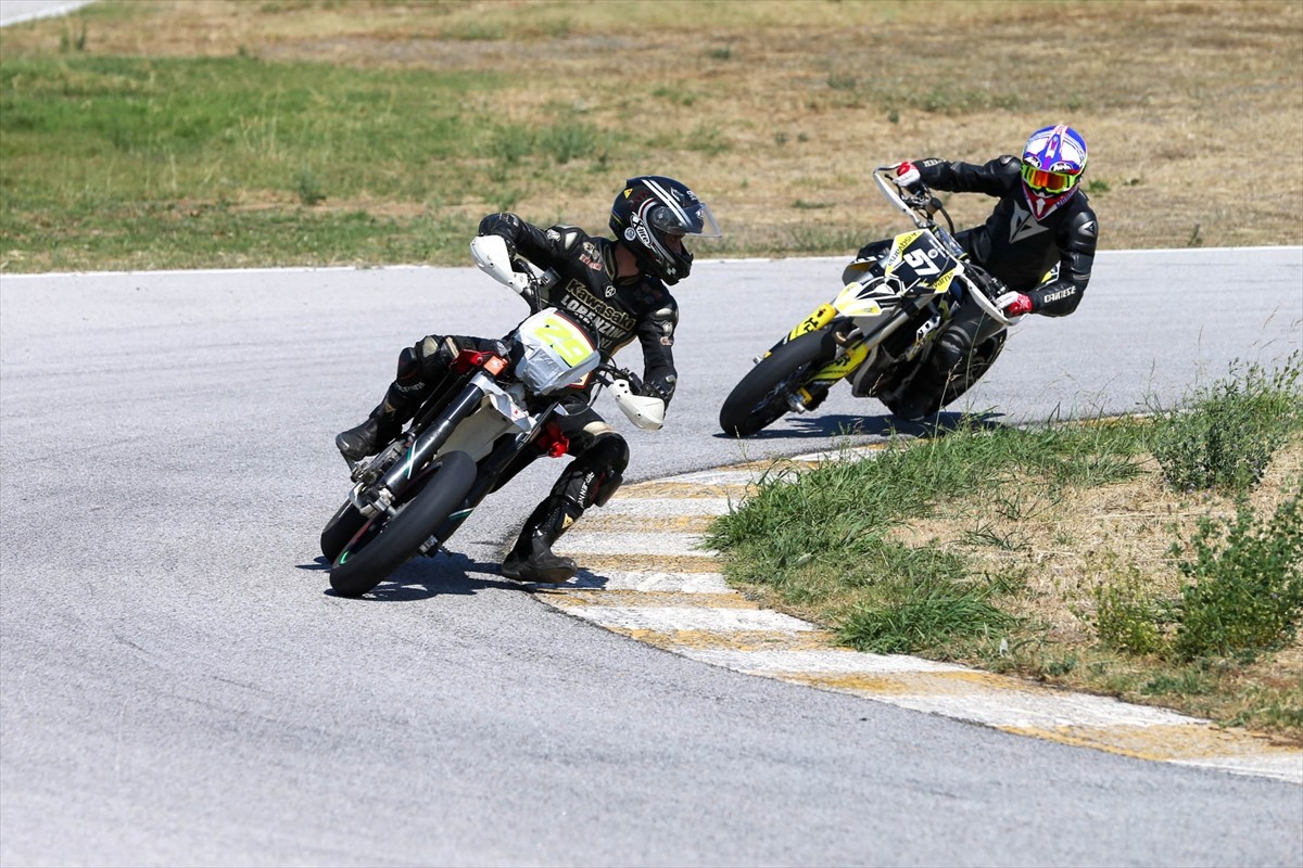 Türkiye Motosiklet Federasyonunca (TMF) Uşak'ta düzenlenen Türkiye Süpermoto Şampiyonası'nın...