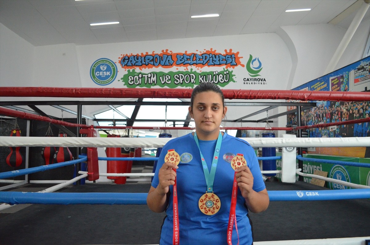 Türkiye şampiyonu milli kick boksçu Sinem Erdoğan, bu ay Macaristan'da düzenlenecek Gençler Dünya...