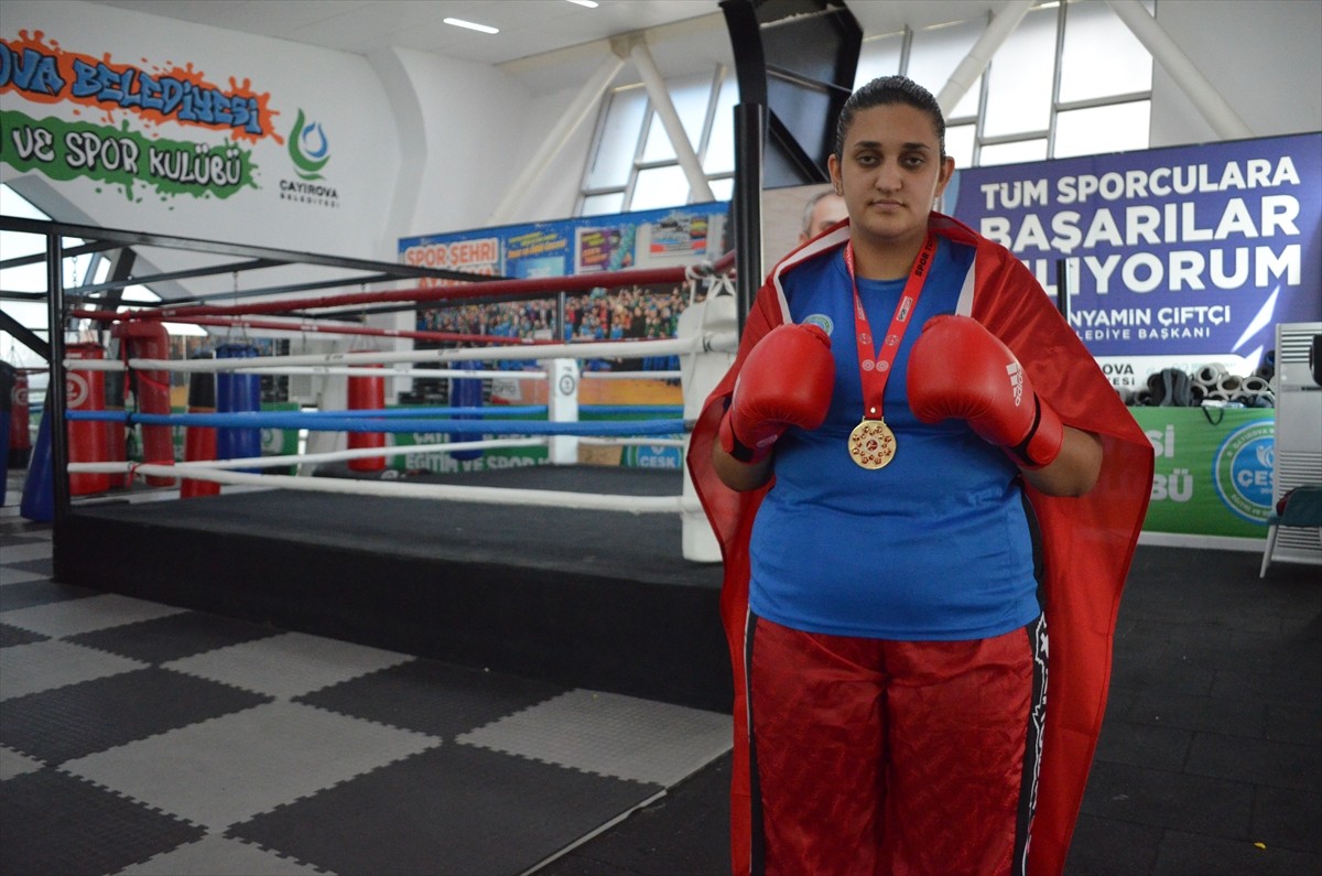 Türkiye şampiyonu milli kick boksçu Sinem Erdoğan, bu ay Macaristan'da düzenlenecek Gençler Dünya...