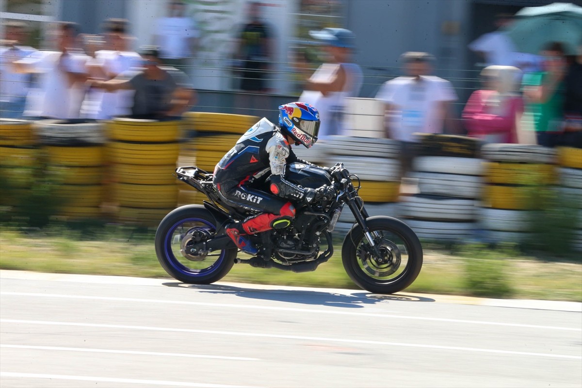 Türkiye Süpermoto Şampiyonası üçüncü ve dördüncü ayak yarışları Uşak'ta yapıldı. Türkiye...