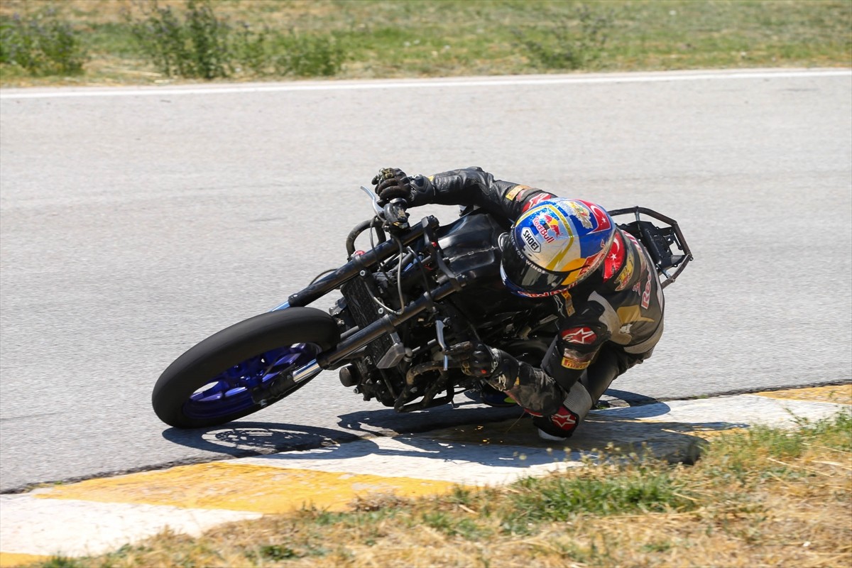 Türkiye Süpermoto Şampiyonası üçüncü ve dördüncü ayak yarışları Uşak'ta yapıldı. Türkiye...