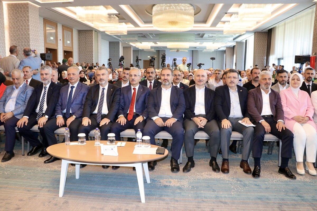 Ulaştırma ve Altyapı Bakanı Abdulkadir Uraloğlu (ortada), bir otelde düzenlenen AK Parti...