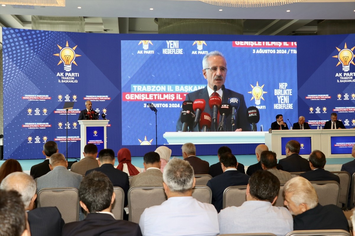 Ulaştırma ve Altyapı Bakanı Abdulkadir Uraloğlu (ortada), bir otelde düzenlenen AK Parti...