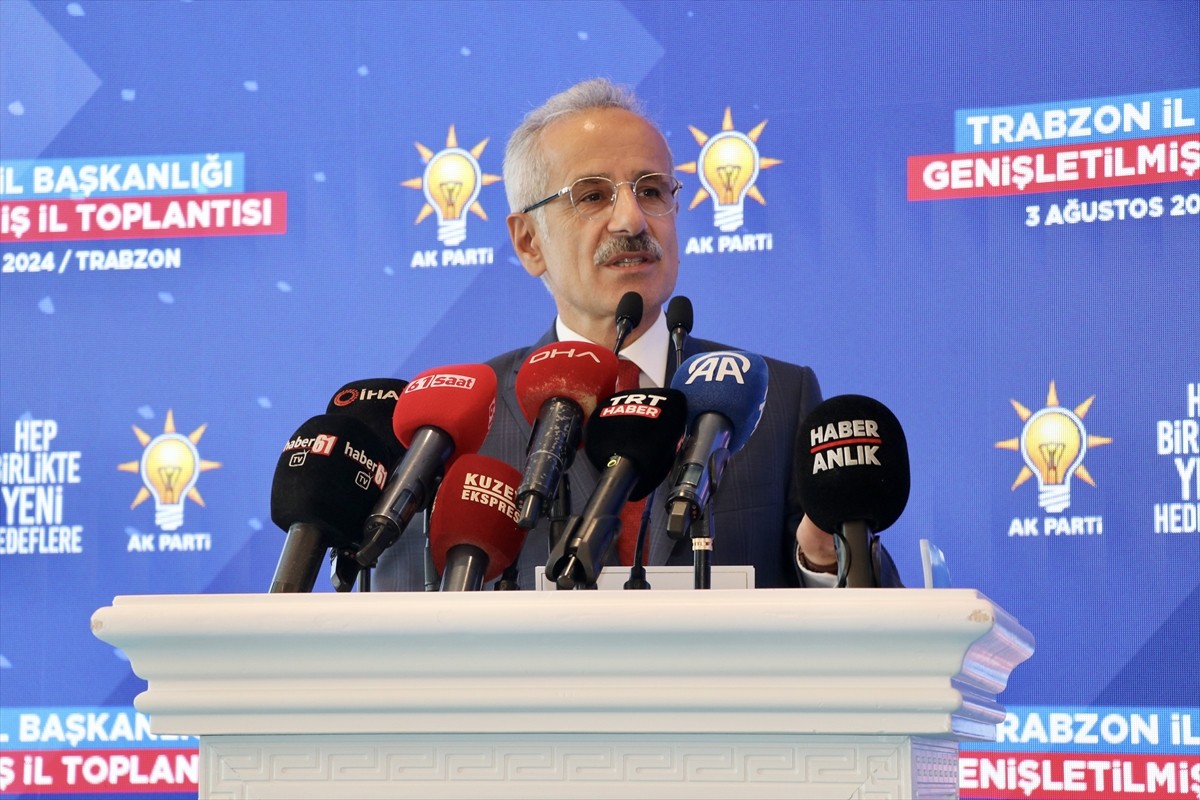 Ulaştırma ve Altyapı Bakanı Abdulkadir Uraloğlu (ortada), bir otelde düzenlenen AK Parti...