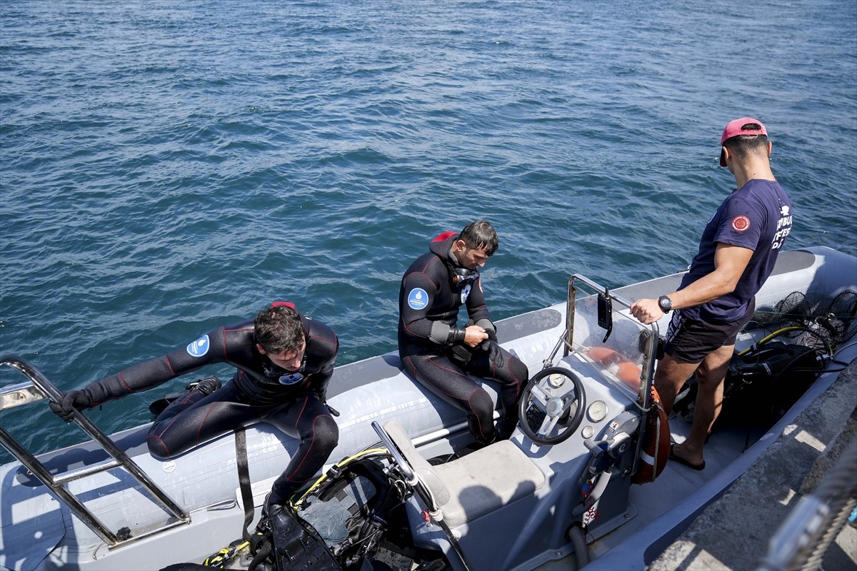 Üsküdar sahilinde denize düşen kadını arama çalışmaları sabah saatlerinde yeniden başlatıldı....
