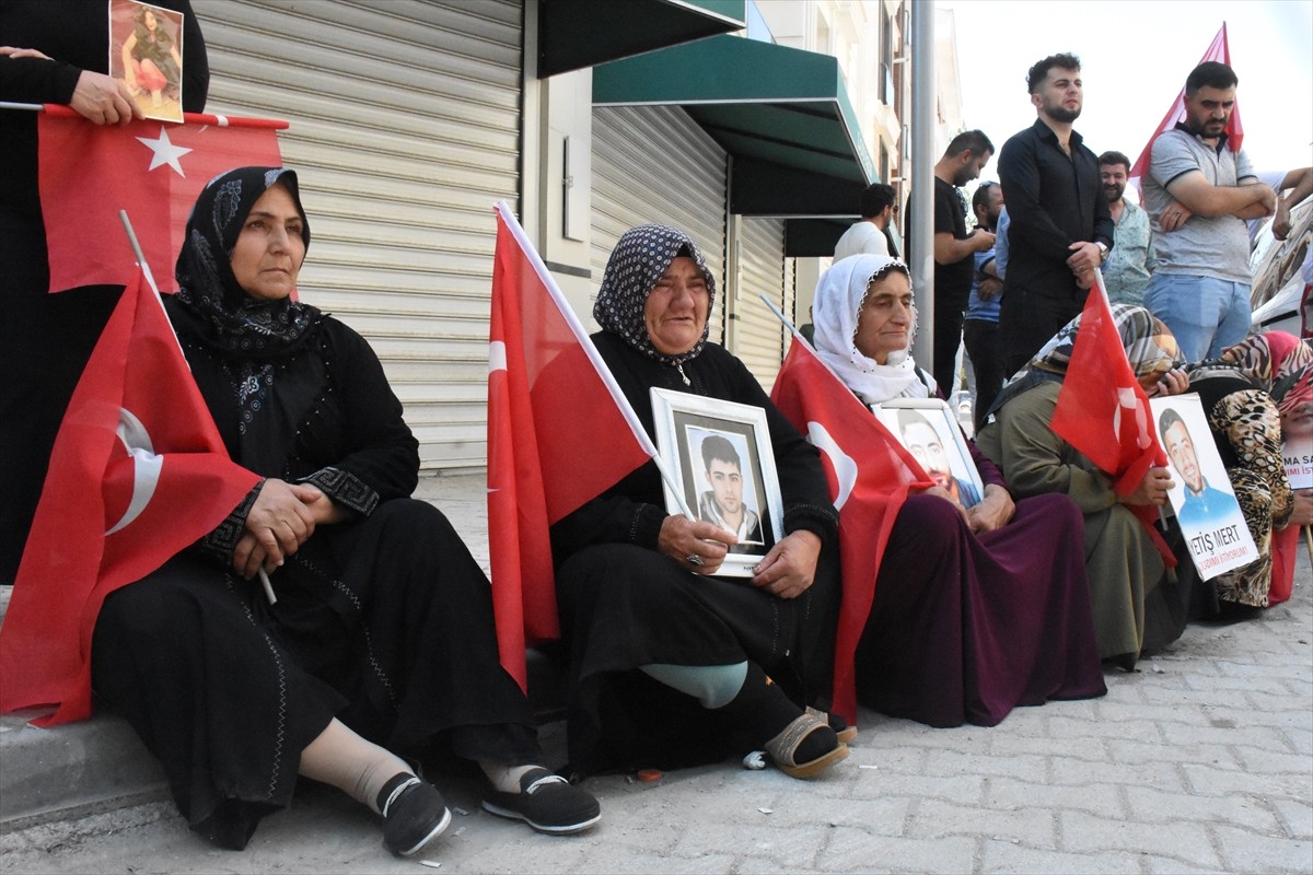 Van'da çocukları dağa kaçırılan aileler, Halkların Eşitlik ve Demokrasi Partisi (DEM Parti) İl...