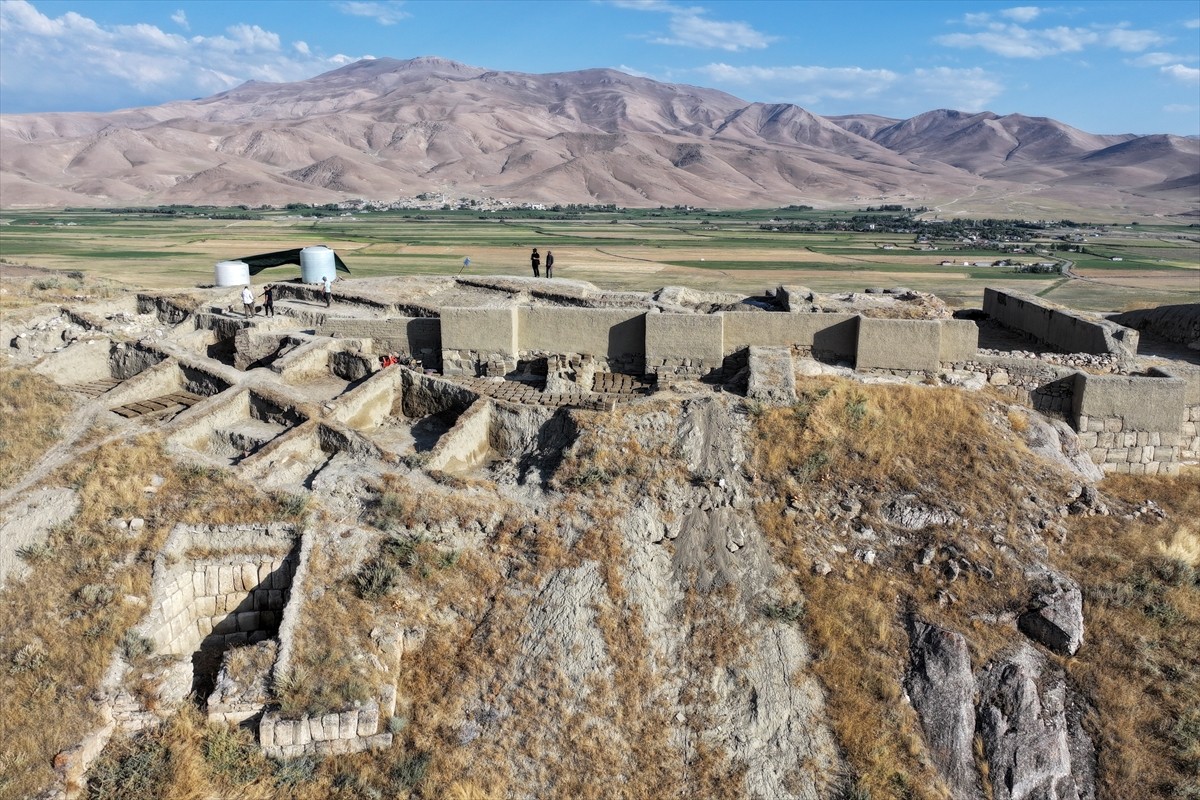 Van'ın Gürpınar ilçesinde, Urartu Kralı 2. Sarduri tarafından inşa edilen Çavuştepe Kalesi'nde...