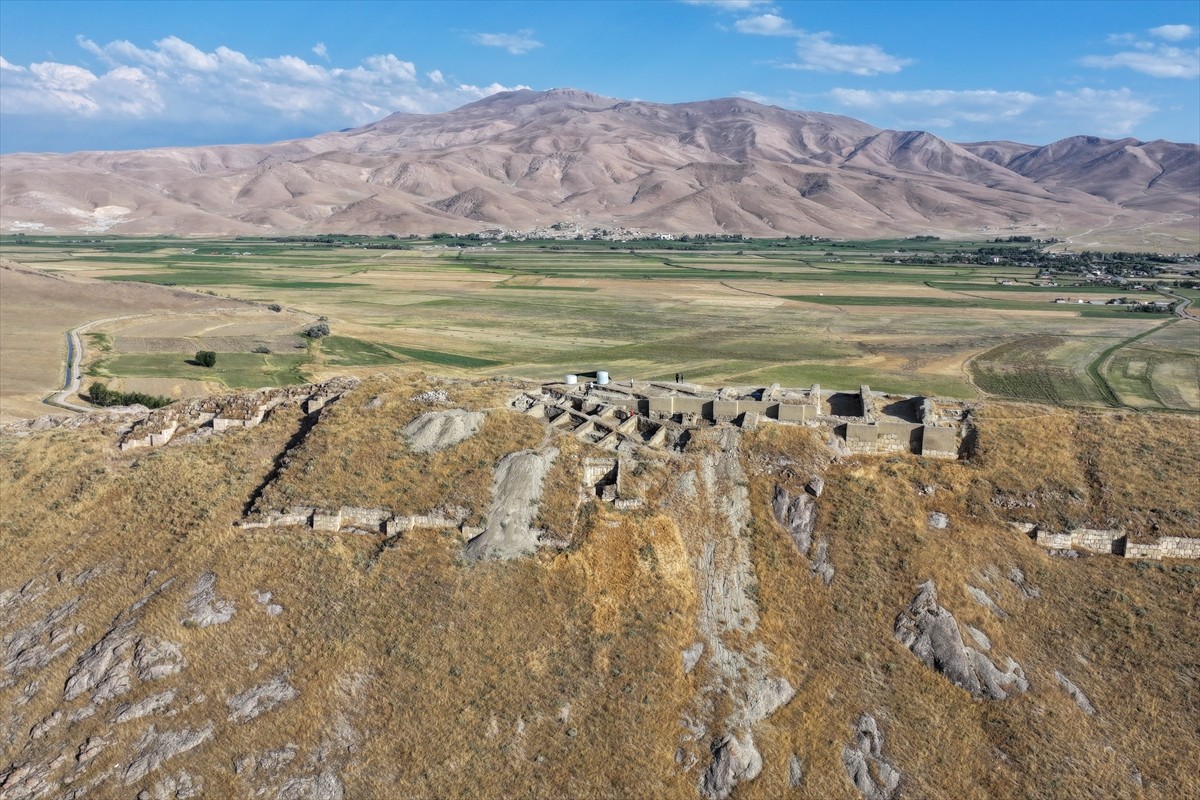 Van'ın Gürpınar ilçesinde, Urartu Kralı 2. Sarduri tarafından inşa edilen Çavuştepe Kalesi'nde...