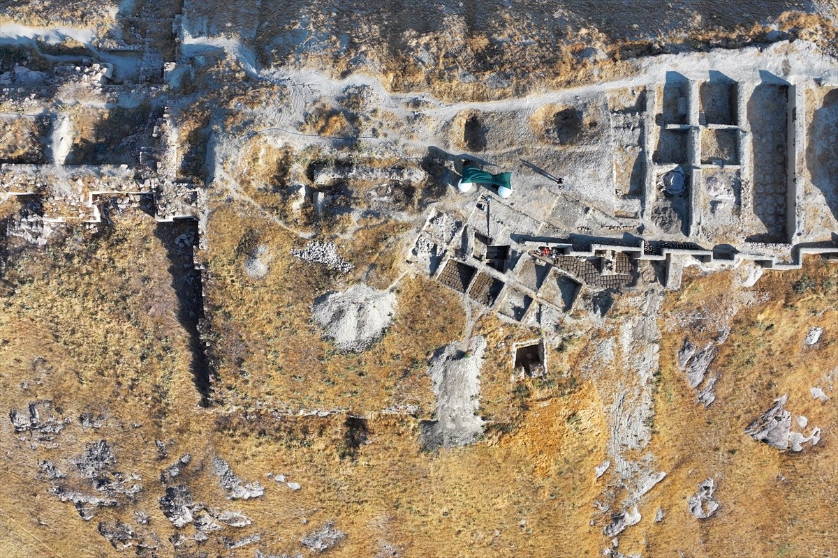 Van'ın Gürpınar ilçesinde, Urartu Kralı 2. Sarduri tarafından inşa edilen Çavuştepe Kalesi'nde...