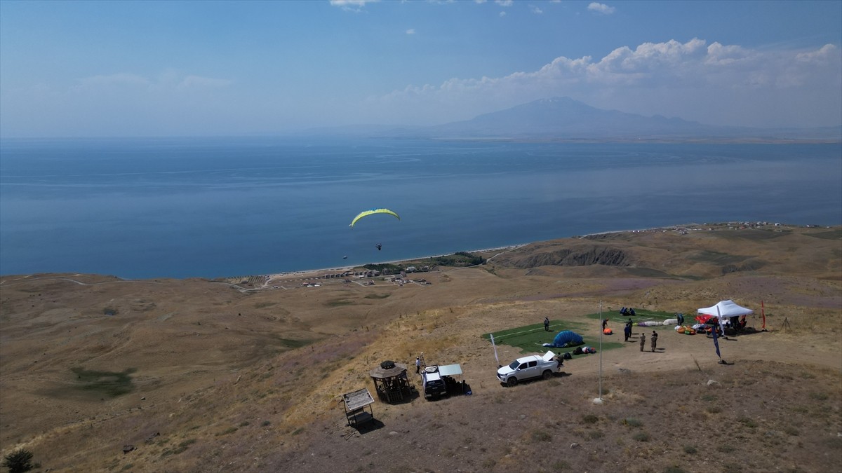 Van Valiliği, Gençlik ve Spor İl Müdürlüğü ile Türkiye Hava Sporları Federasyonunun iş birliğiyle...