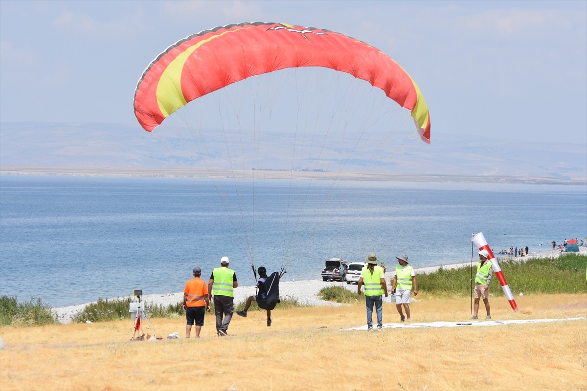 Van Valiliği, Gençlik ve Spor İl Müdürlüğü ile Türkiye Hava Sporları Federasyonunun iş birliğiyle...