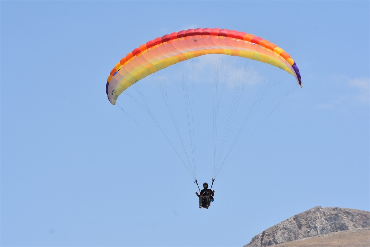 Van Valiliği, Gençlik ve Spor İl Müdürlüğü ile Türkiye Hava Sporları Federasyonunun iş birliğiyle...