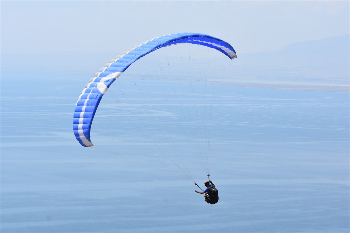 Van Valiliği, Gençlik ve Spor İl Müdürlüğü ile Türkiye Hava Sporları Federasyonunun iş birliğiyle...