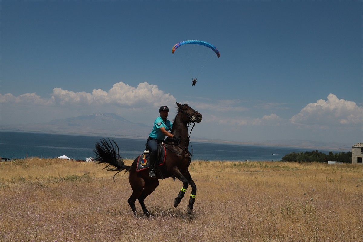 Van Valiliği, Gençlik ve Spor İl Müdürlüğü ile Türkiye Hava Sporları Federasyonunun iş birliğiyle...