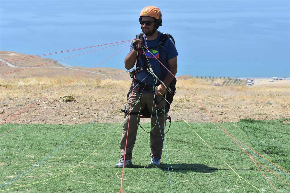 Van Valiliği, Gençlik ve Spor İl Müdürlüğü ile Türkiye Hava Sporları Federasyonunun iş birliğiyle...
