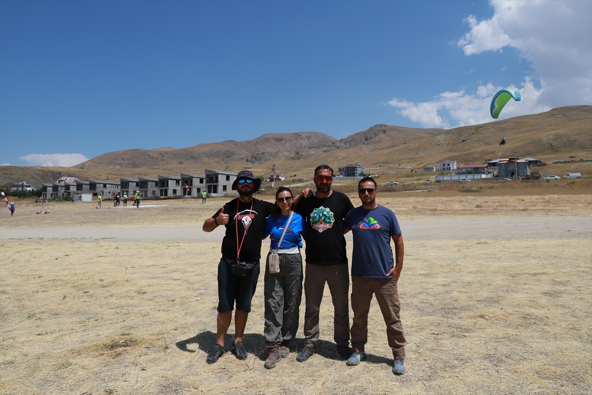 Van Valiliği, Gençlik ve Spor İl Müdürlüğü ile Türkiye Hava Sporları Federasyonunun iş birliğiyle...