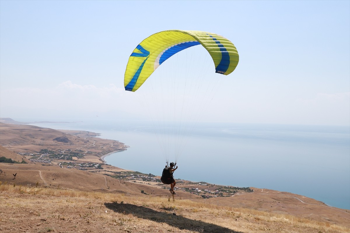 Van Valiliği, Gençlik ve Spor İl Müdürlüğü ile Türkiye Hava Sporları Federasyonunun iş birliğiyle...