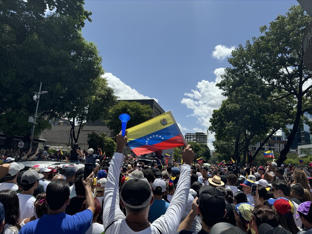 Venezuela'da Devlet Başkanı Nicolas Maduro, destekçileriyle Devlet Başkanlığı Sarayı Miraflores'te...