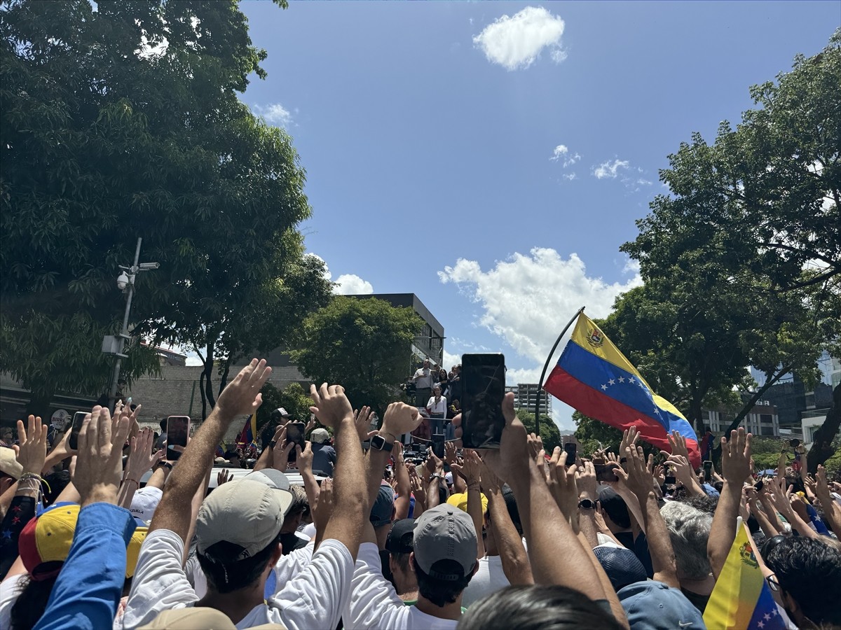 Venezuela'da Devlet Başkanı Nicolas Maduro, destekçileriyle Devlet Başkanlığı Sarayı Miraflores'te...