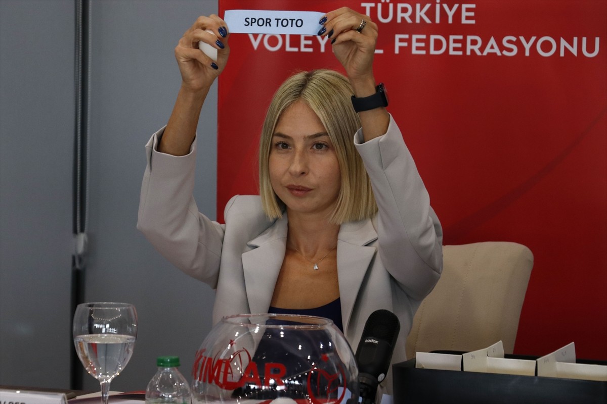 Voleybolda Vodafone Sultanlar Ligi ve Efeler Ligi 2024-25 sezonunun fikstürü belirlendi. Türkiye...