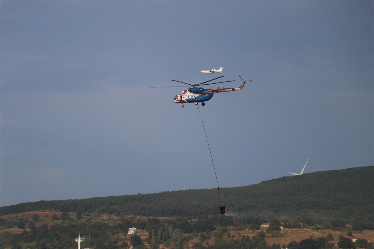 Yalova'nın Armutlu ilçesinde ormanlık alanda çıkan yangına havadan ve karadan müdahale edildi....