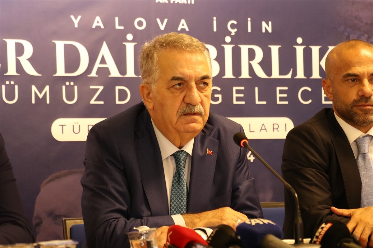 AK Parti Genel Başkan Yardımcısı Hayati Yazıcı, partisinin Yalova İl Başkanlığı'nda düzenlediği...