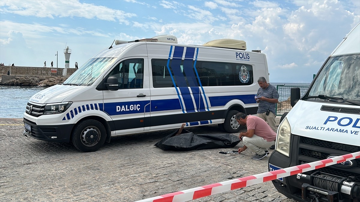 Antalya'nın Muratpaşa ilçesinde denizde erkek cesedi bulundu. Ekipler olay yerinde çalışma...