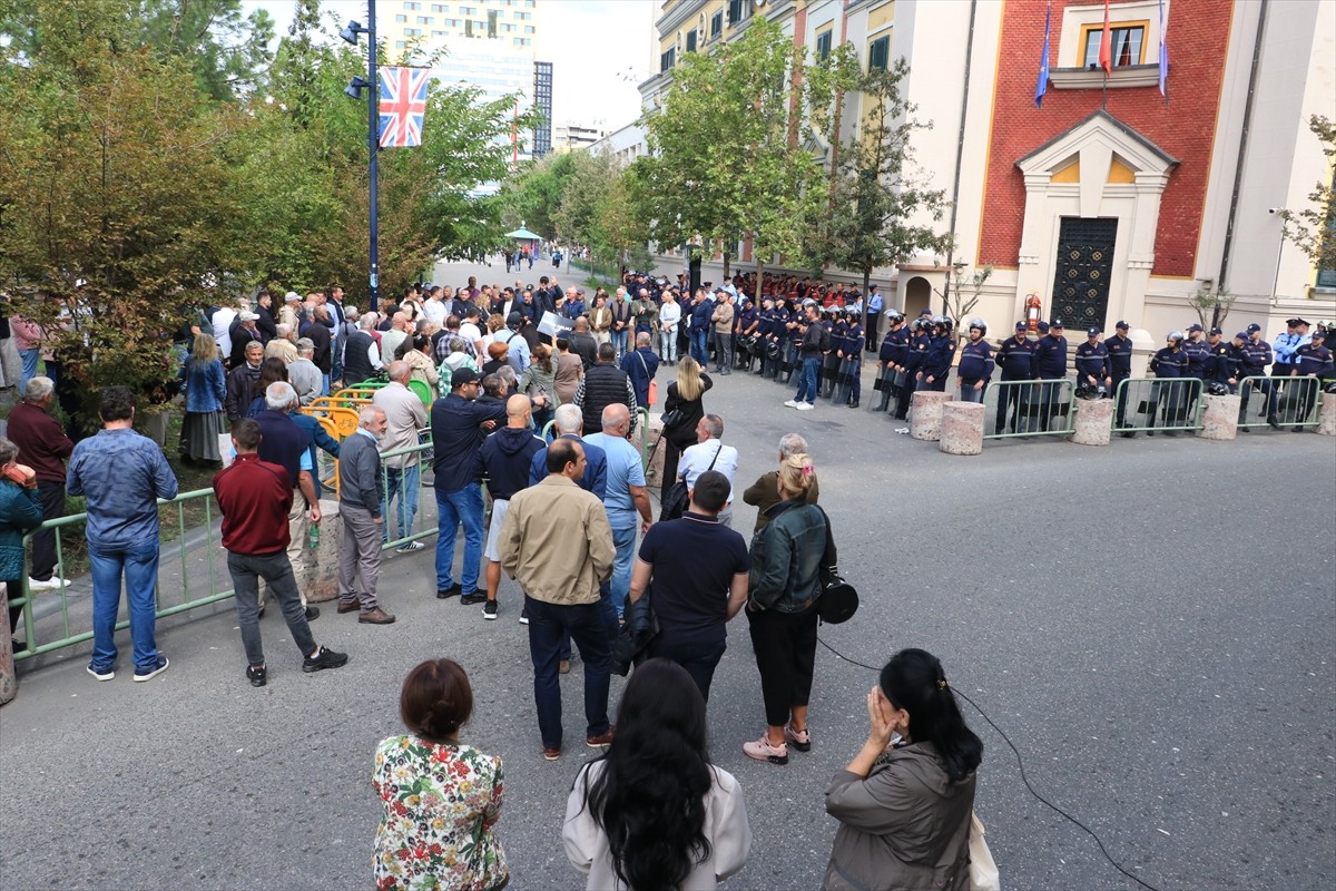 Arnavutluk'un başkenti Tiran'da belediyedeki yolsuzluk iddialarına yönelik protestolar sürerken...