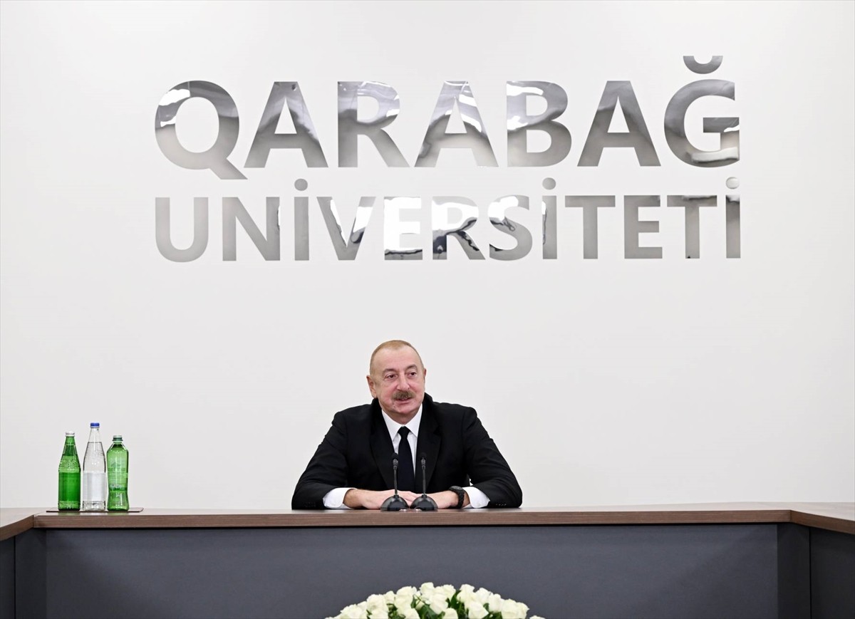 Azerbaycan Cumhurbaşkanı İlham Aliyev (sol 2), Karabağ'daki işgalci rejimin bir zamanlar "başkent"...