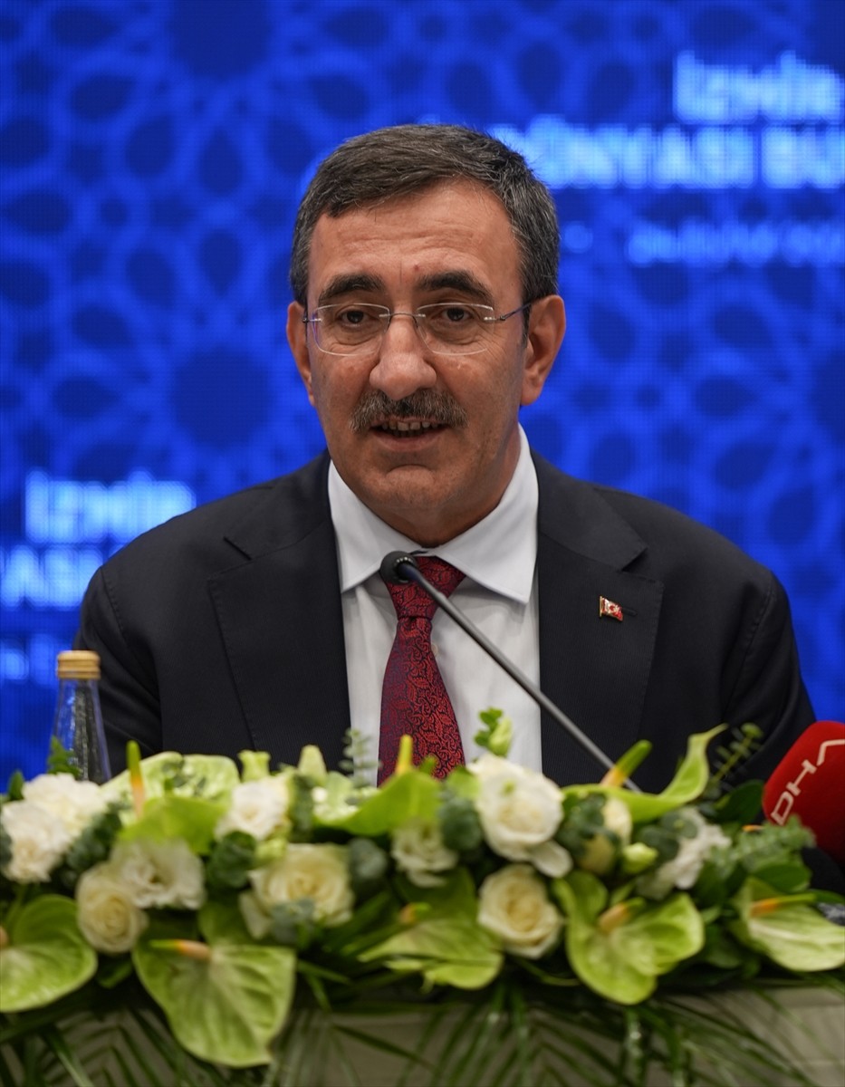 Cumhurbaşkanı Yardımcısı Cevdet Yılmaz'ın (ortada) katılımıyla İzmir Ticaret Odasında (İZTO) "İş...