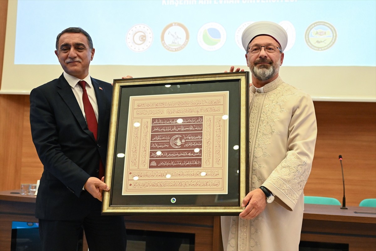 Diyanet İşleri Başkanı Ali Erbaş (ortada), Kırşehir'de Ahi Evran Üniversitesi Ahi Evran Kongre ve...