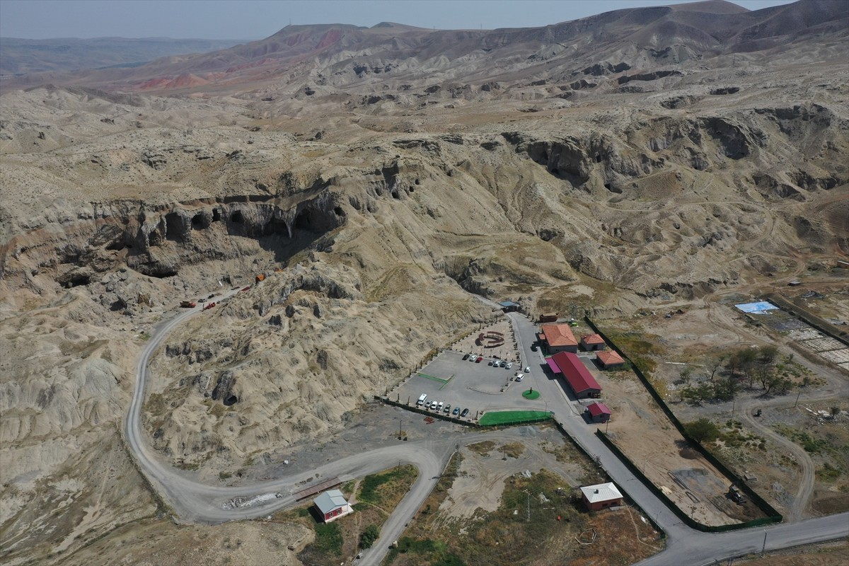 Doğu Anadolu'nun en büyük tuz rezervlerinden olan Iğdır'daki "Tuz Dağı"nda, yerin 80 metre altında...