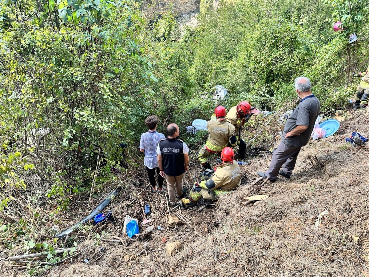 Düzce'de mevsimlik tarım işçilerini taşıyan minibüsün şarampole devrilmesi sonucu 15 kişi...