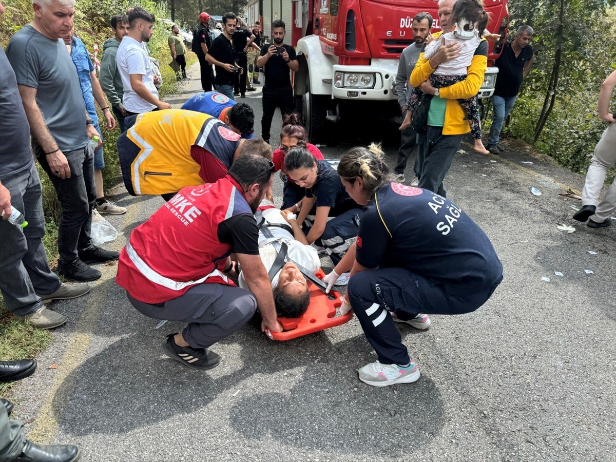 Düzce'de mevsimlik tarım işçilerini taşıyan minibüsün şarampole devrilmesi sonucu 15 kişi...