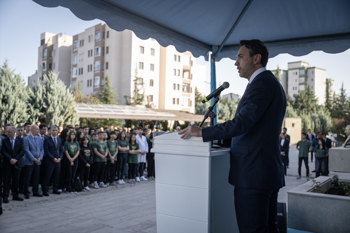 Enerji ve Tabii Kaynaklar Bakanı Alparslan Bayraktar (solda), Cezeri Yeşil Teknoloji Mesleki ve...