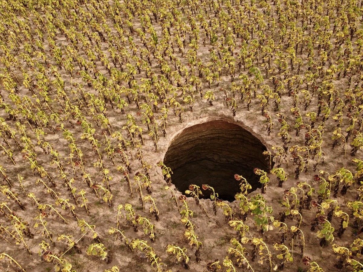 Eskişehir'in Çifteler ilçesindeki bir tarım arazisinde 20 metre derinliğinde, 5 metre çapında...