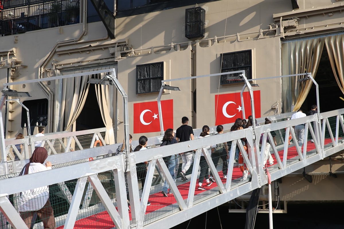 Hatay'da 6 Şubat 2023'teki depremlerin ardından İskenderun'da limana demirleyen ve eğitim öğretim...