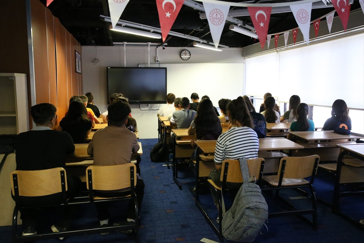 Hatay'da 6 Şubat 2023'teki depremlerin ardından İskenderun'da limana demirleyen ve eğitim öğretim...